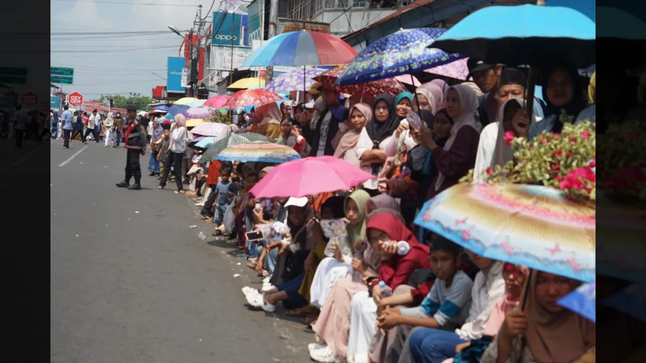 Batusangkar Lautan Manusia! Puluhan Ribu Warga Kerubungi Pawai Alegoris HUT RI